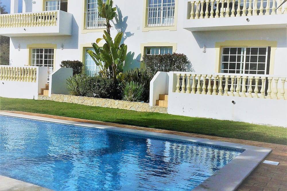 Ganze Wohnung, Secluded Lovely 2 Bedroom Ground Floor Apartment  with Wifi  Pool and Garden in Praia da Luz, Faro Distrikt