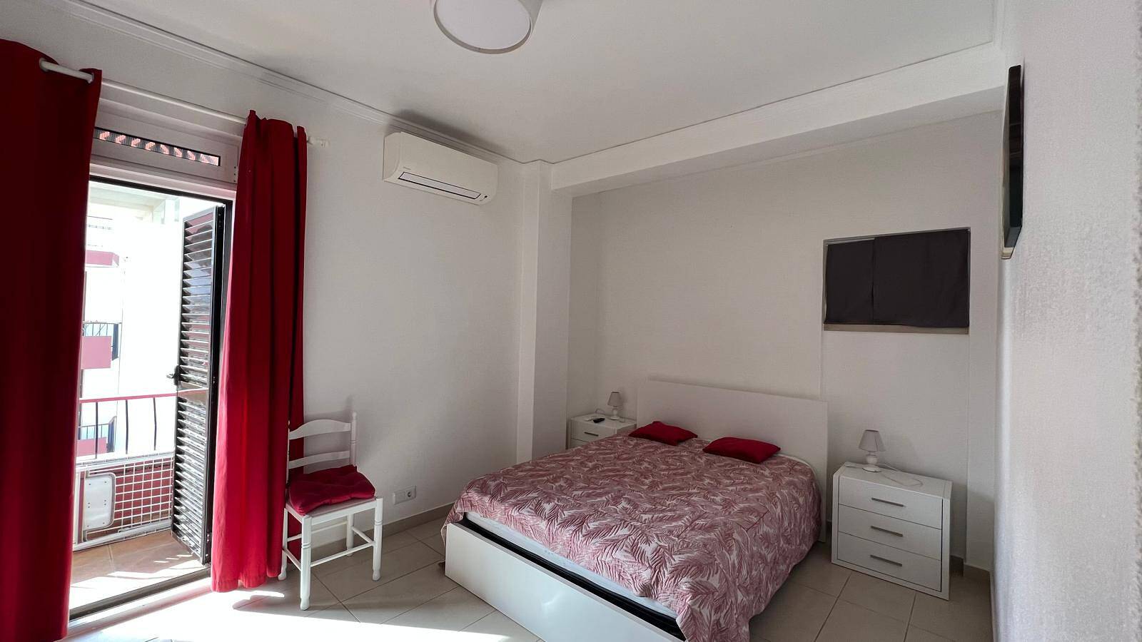 Apartamento inteiro, Apartamento 'Frente Ao Mar' com Vista Mar, Wi-Fi e Ar Condicionado in Monte Gordo, Distrito de Faro