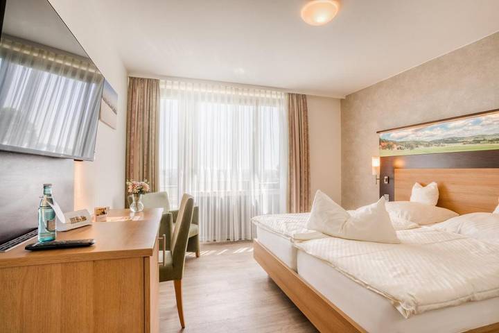 Hotel, mit Balkon und Terrasse sowie Garten und Pool in Hüllhorst - 4