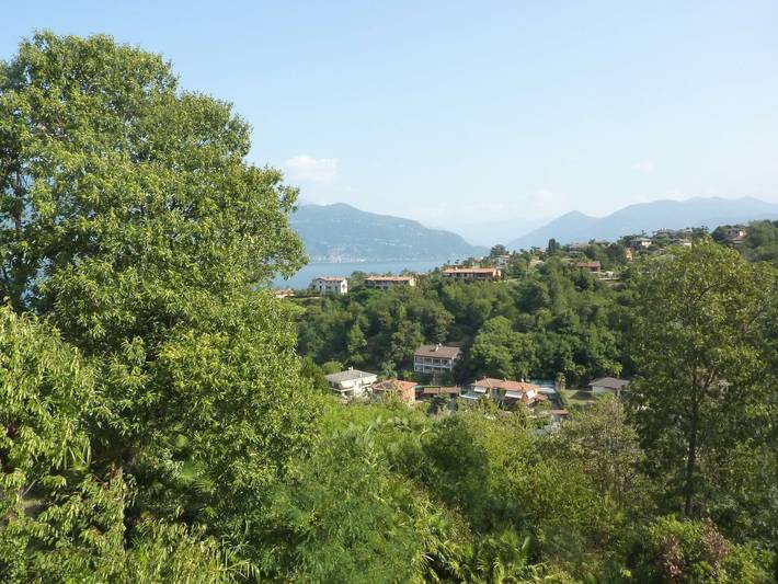 Apartamento inteiro, Apartamento "Casa Altipiano" com vista montanha e varanda in Porto Valtravaglia, Lago Maggiore (Lombardia)
