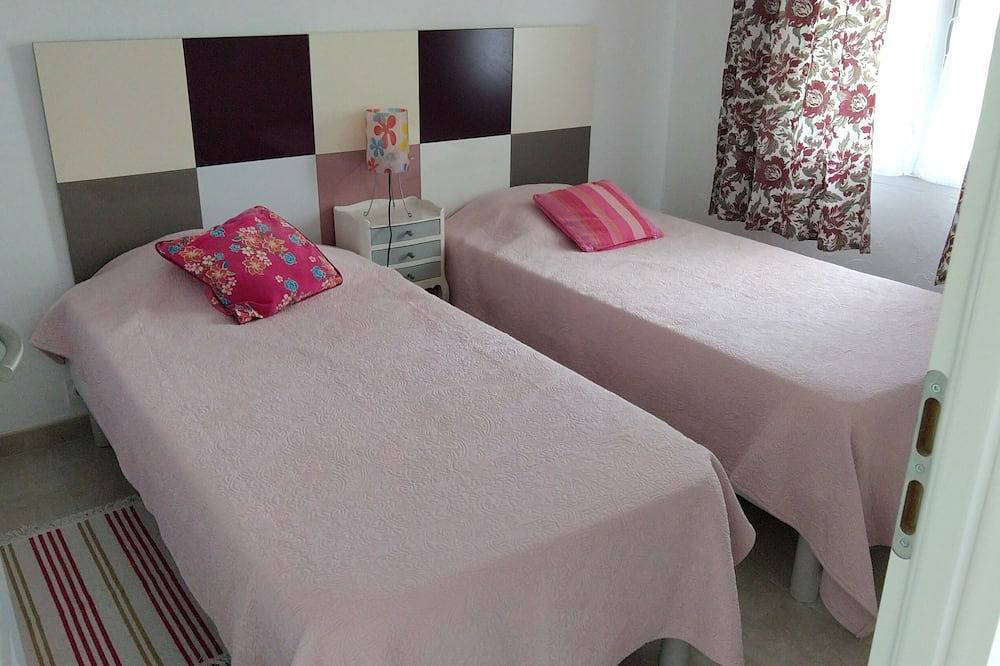 Apartamento entero, Air-conditioned gîte with swimming pool and garden in the countryside, ideal for families in Pertuis, Parque natural regional del Luberon