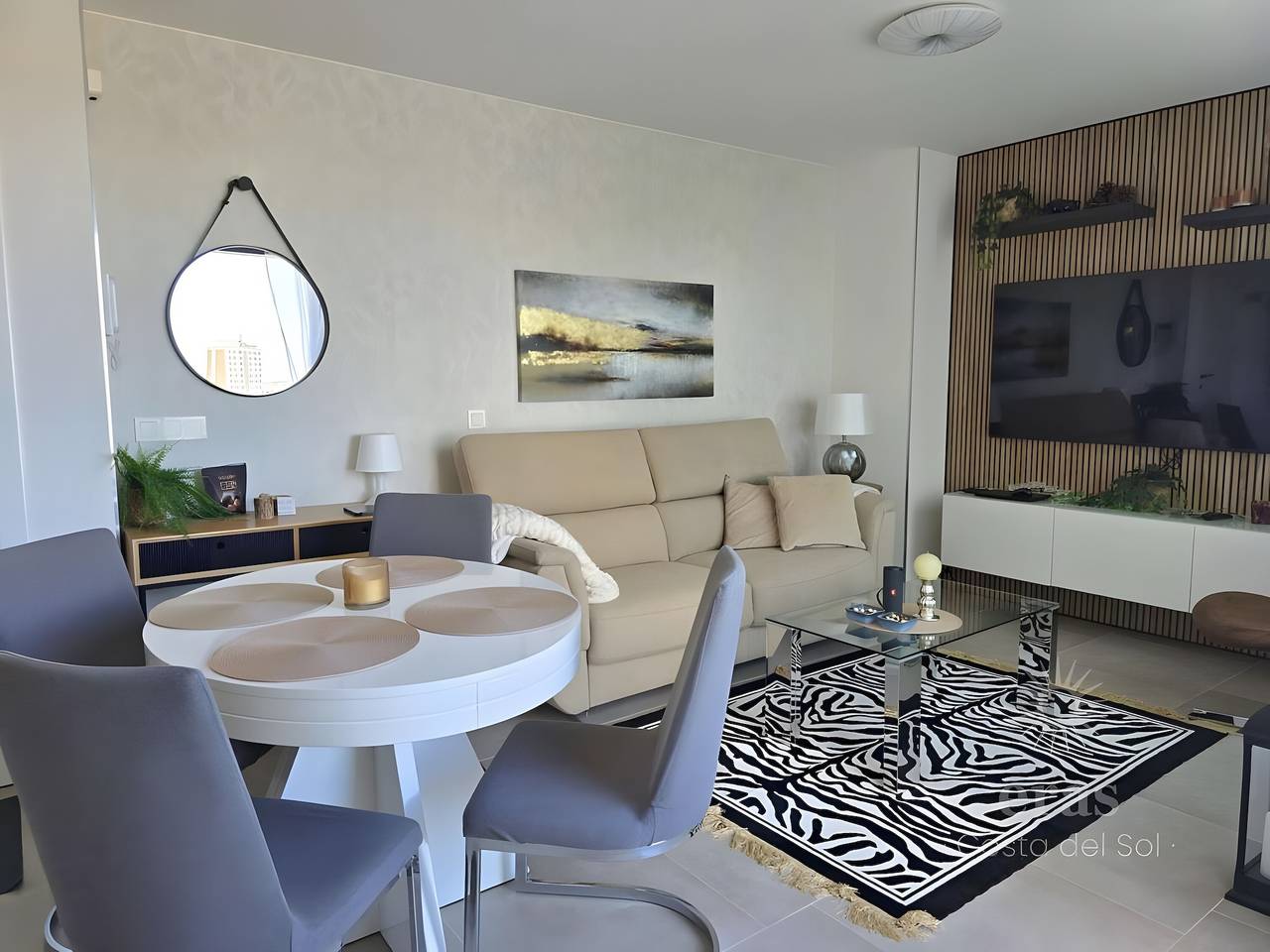 Entire apartment, Elegant Duplex Penthouse Near the Beach – Sea View Terrace, Pool & Solarium in Los Pacos, Fuengirola