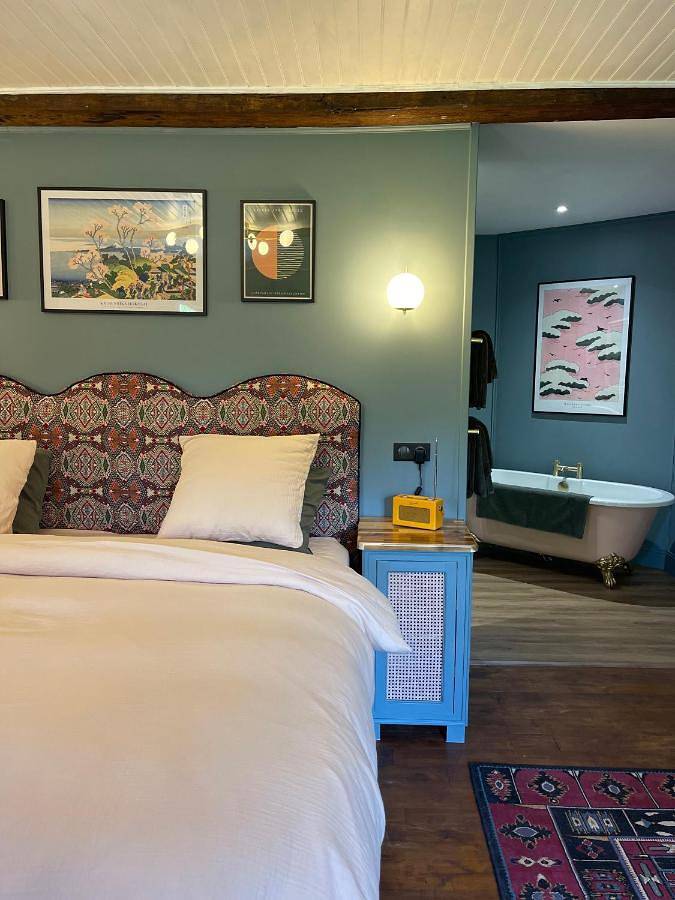 Chambre d’hôte pour 8 personnes, avec piscine ainsi que vue et jardin en Charente - 2