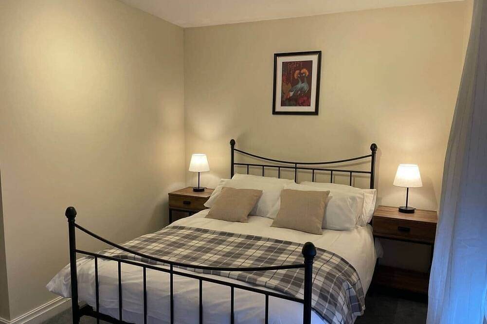 Panoramic Peak Views 3 Bed Log Burner Walks from Door in Glossop, Derbyshire