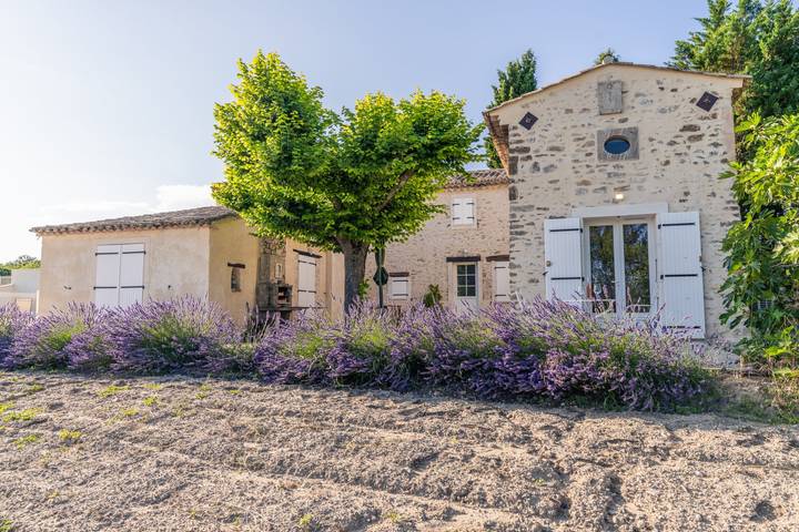 Gîte pour 8 personnes, avec jardin ainsi que piscine et terrasse