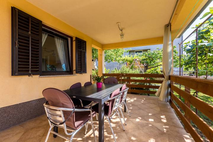 Apartament wakacyjny dla 5 osób, z Taras w Njivice
