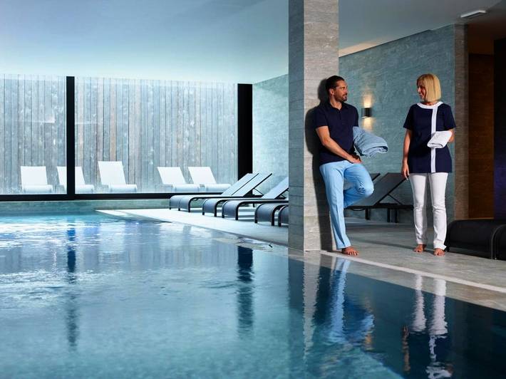 Hôtel pour 4 personnes, avec balcon ainsi que piscine et sauna