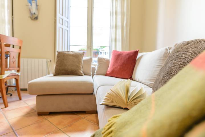 Entire apartment, Holiday Apartment "Picasso Flat" in Málaga City with Balcony, Wi-Fi & A/C in Málaga Central District, Malaga
