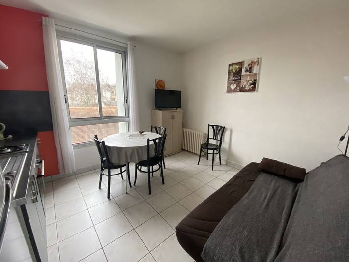 Ganze Wohnung, Zentral gelegenes T2-Apartment in La Roche-Posay mit umfassender Ausstattung und kostenfreiem Wlan in La Roche-Posay, Vienne