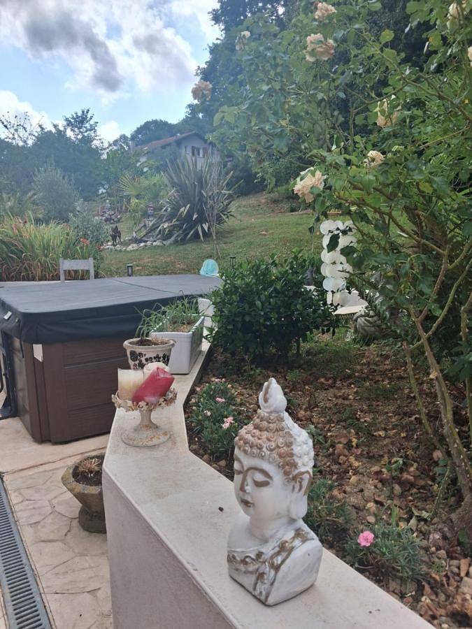 Maison d’hôte pour 2 personnes, avec Balcon et Jacuzzi ainsi que Terrasse et Jardin à Cambo-les-Bains