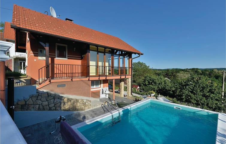 Encantador apartamento con piscina, terraza y wifi: ¡tu escapada perfecta! in Varaždin