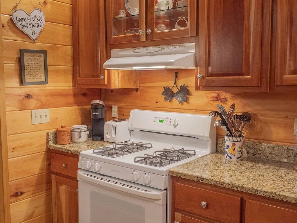 Smokies Hideaway - 2 bdrms/2 bath, private, Secluded, Bonfire pit, Large driveway in Tuckaleechee, Blount County