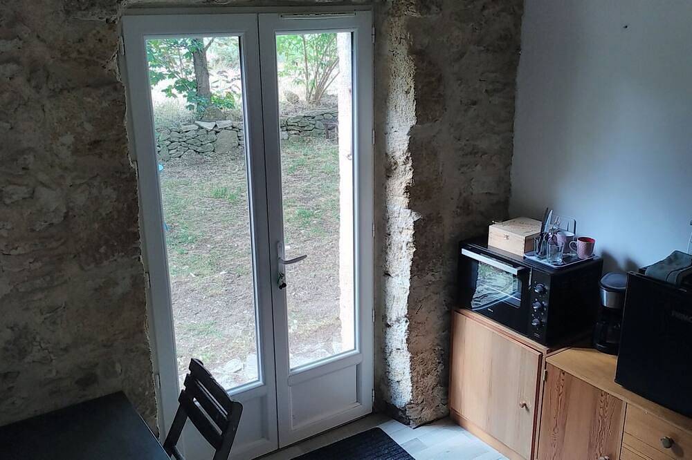 Under a bicentennial oak. Quiet, spacious bedroom/bathroom.  Parking G in Lambesc, Aix-en-Provence e dintorni