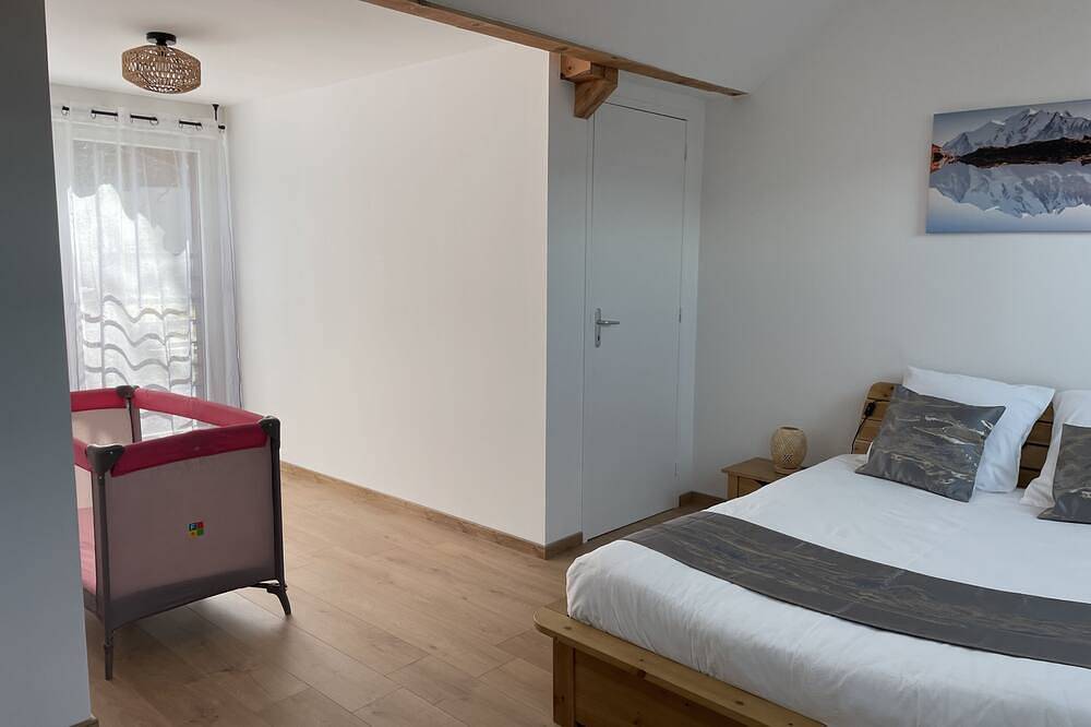 Gite Belle Vue 2 with mountain views in Saint-Léger-les-Mélèzes, Écrins National Park