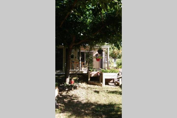 Gîte pour 3 personnes, avec Terrasse ainsi que Jardin et Piscine à Chamaret