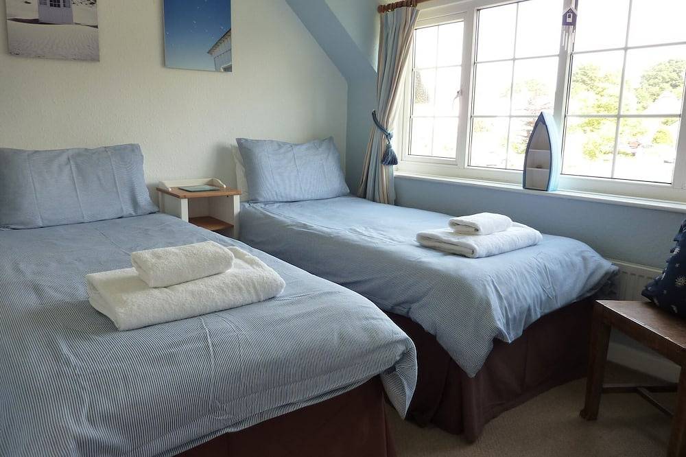 Pretty Thatched Cottage, close to sandy beach in Great Yarmouth, The Broads