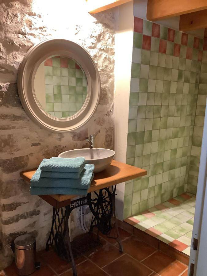Location de vacances pour 2 personnes, avec jardin et terrasse ainsi que vue et piscine, animaux acceptés à Taradeau - 2