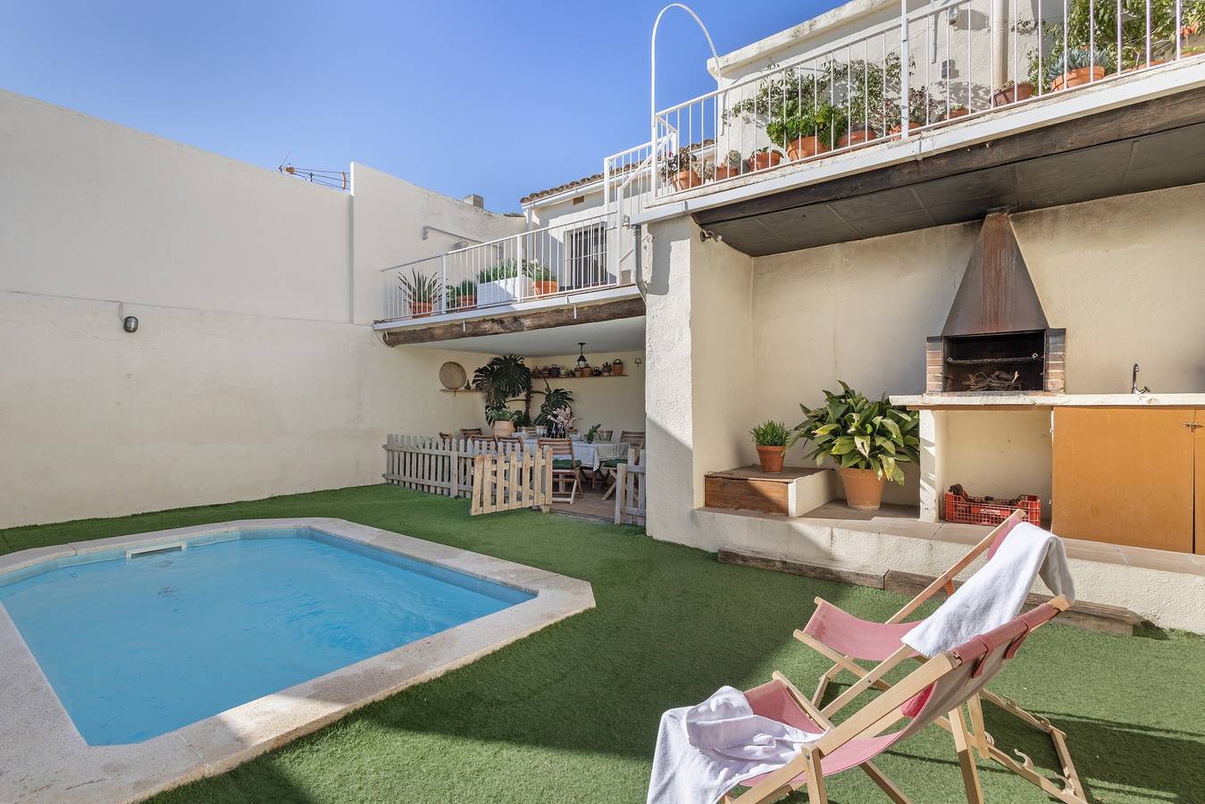 Casa rural 'Cal Cabrer' con vistas a la montaña, piscina privada y Wi-Fi in San Jaime dels Domenys, Penedes DO