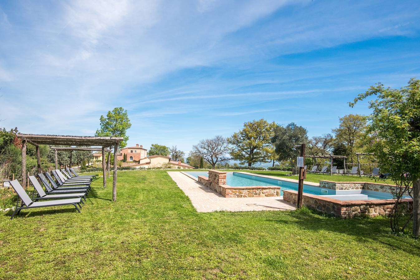 Entire apartment, Chalet "Rosmarino" with Pool, Private Terrace & Wi-Fi in Trequanda, Siena Province