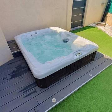 Location de vacances pour 8 personnes, avec jardin ainsi que jacuzzi et terrasse à Marignane
