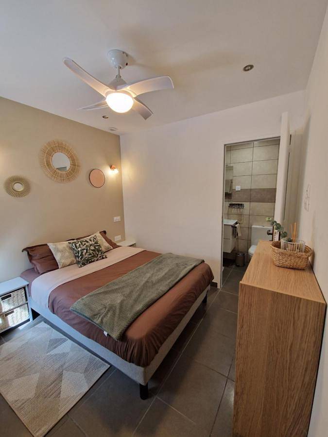 Double Room with Private Bathroom in Ferrières-les-Verreries, Région de Montpellier