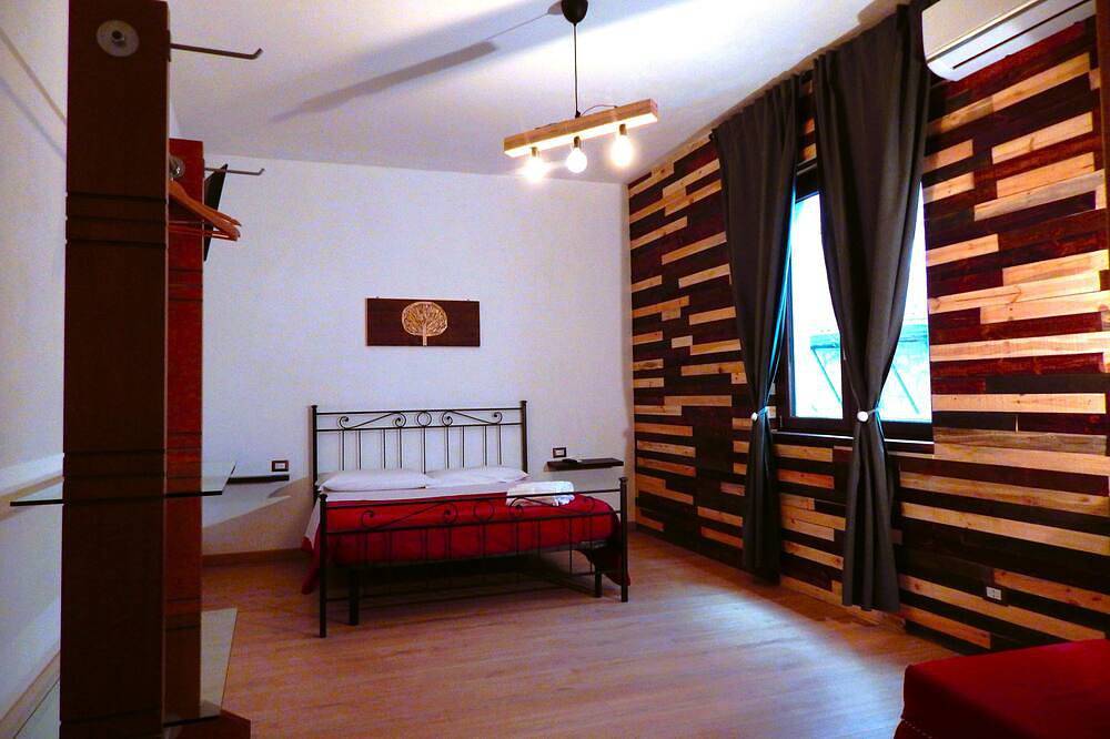 Warm and cozy room with handcrafted recycled wood finishes  in Piazza Armerina, Provincia d'Enna