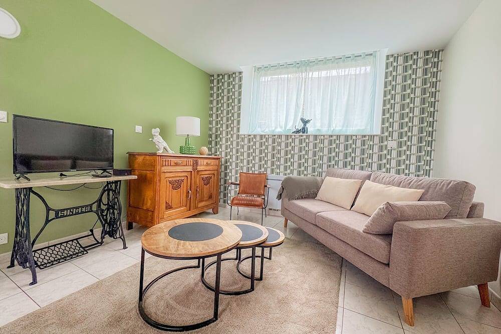 Entire apartment, Renovated Apartment in the Heart of Pont-l’Abbé – River View, Near the Ocean in Pont-l'Abbé, Quimper region