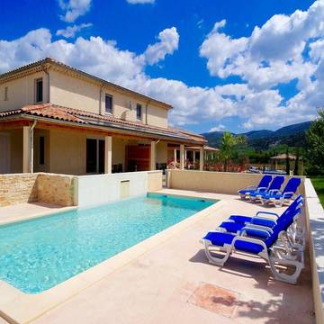 Gîte pour 6 personnes, avec piscine ainsi que jardin et terrasse à Vallon-Pont-d'Arc