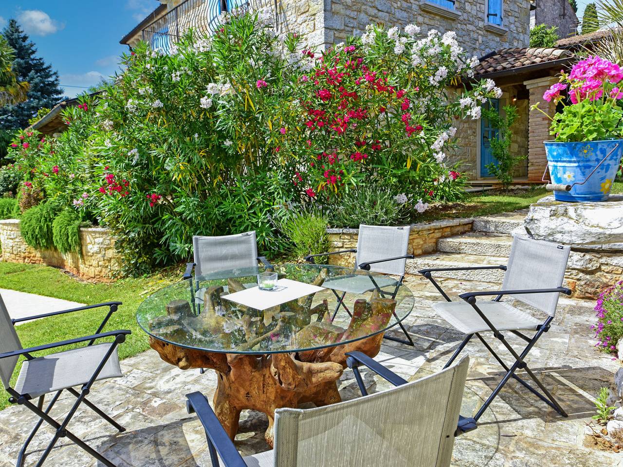 Glicinia in Labinci, Općina Kaštelir - Labinci