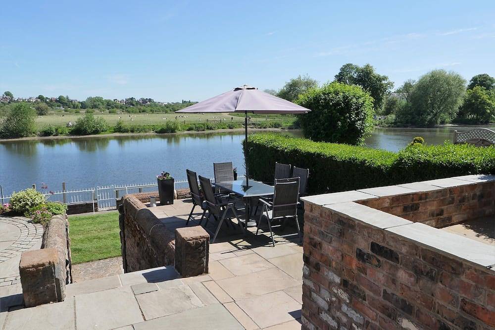 Cottage-Ensuite-Shower and Bath in Chester, West Cheshire und Chester