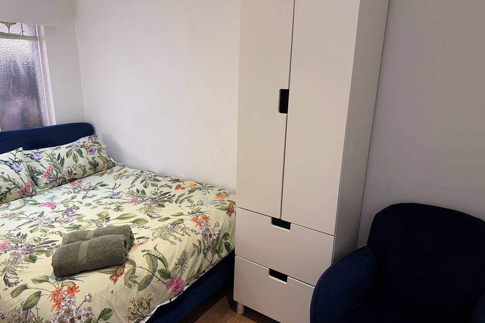 Beautiful Country Style Bungalow, In Its Own Private Little Haven. in West Kingsdown, Kent