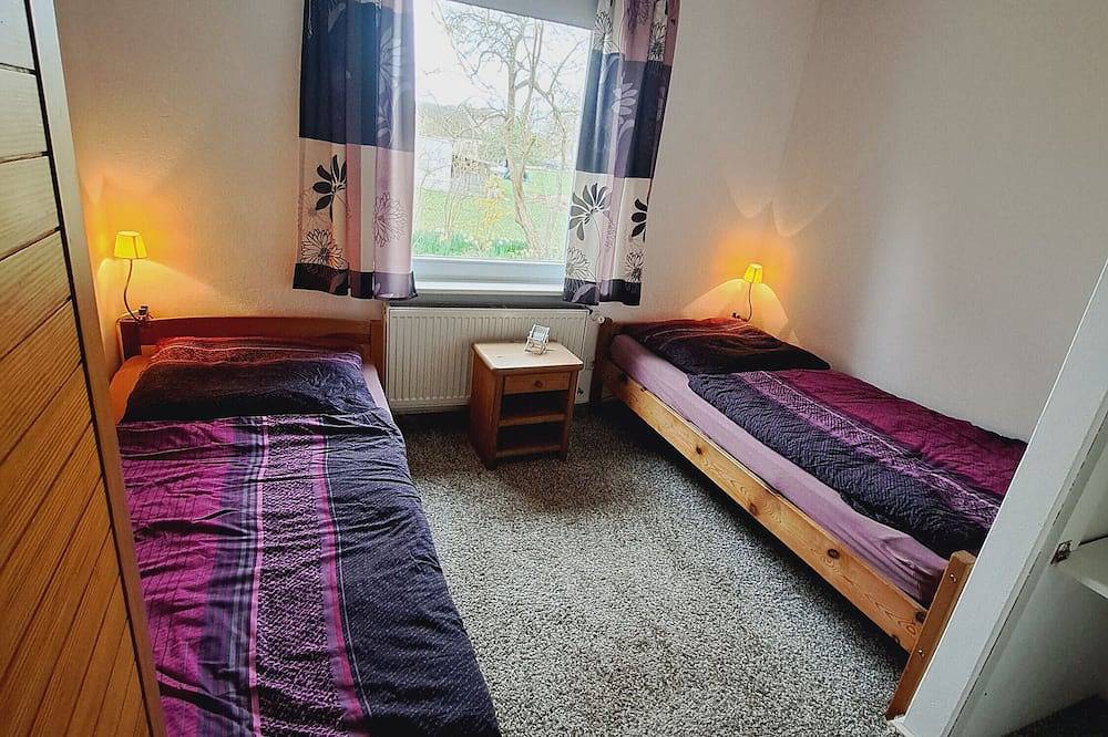 Entire apartment, Apartment 'Heidtschmidhof Gästehaus' with Private Terrace, Shared Garden and Wi-Fi in Mahlzow, Wolgast