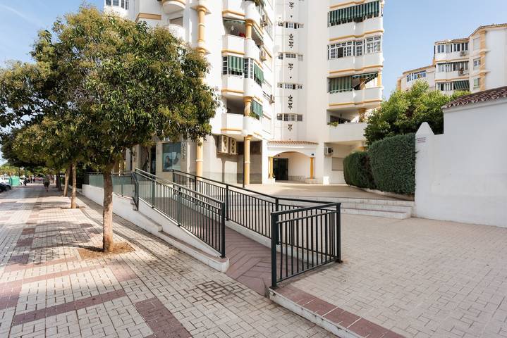 Ganze Wohnung, Ferienwohnung 'Apartamentos Sealmar 2' mit Gemeinschaftspool, Wi-Fi und Klimaanlage in Carretera de Cádiz, Malaga
