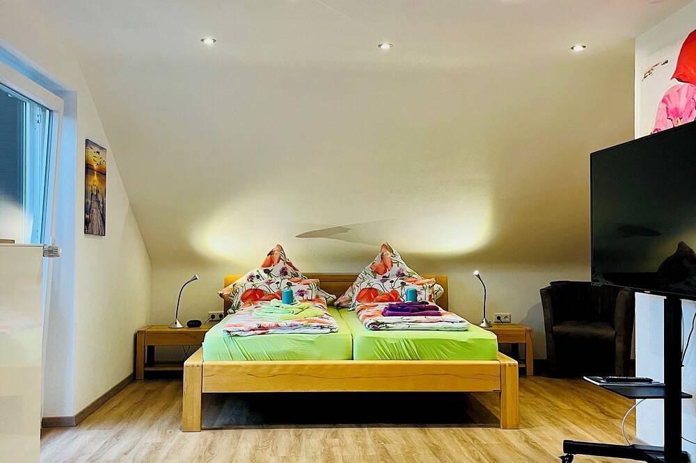 Ganze Wohnung, Ruhige schöne Fewo mit Balkon/Gartenblick, Halbinsel Höri, 1300 m zum Bodensee in Moos, Untersee