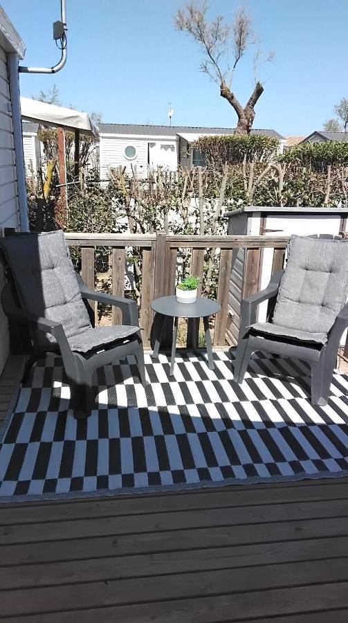 Camping pour 4 personnes, avec jacuzzi ainsi que terrasse et piscine, adapté aux familles