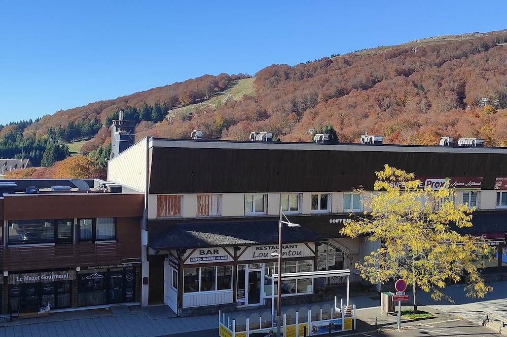 Entire apartment, Spacious apartment for 6 with Wifi and parking, Super Besse in Super Besse, Besse-et-Saint-Anastaise