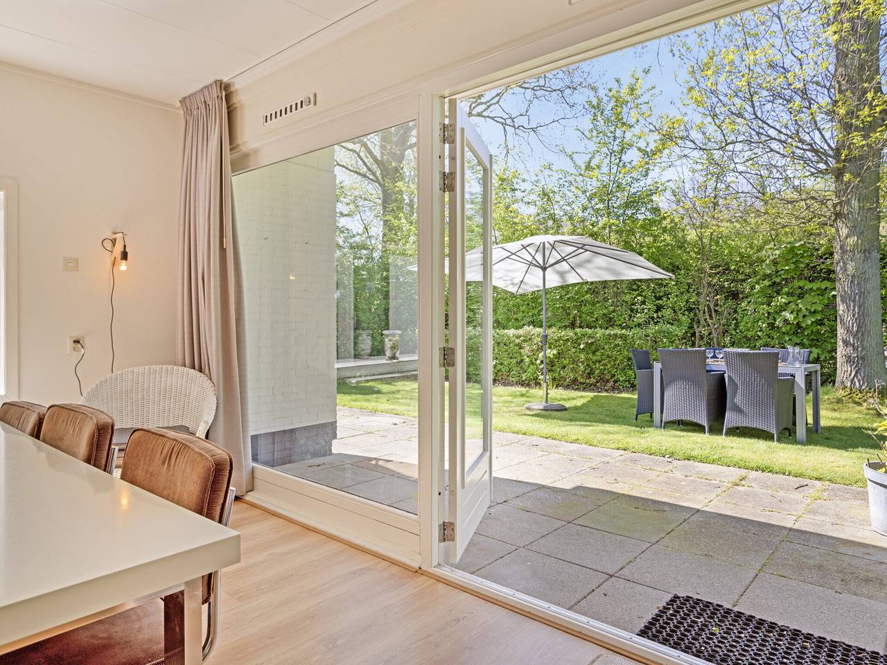 Strandhuis met heerlijke tuin in het groen in Groot Valkenisse, Biggekerke
