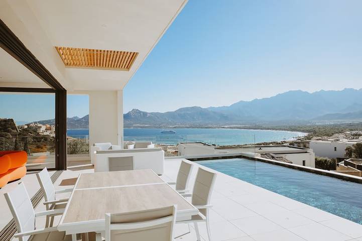 Villa pour 6 personnes, avec jardin ainsi que balcon et sauna, animaux acceptés à Calvi