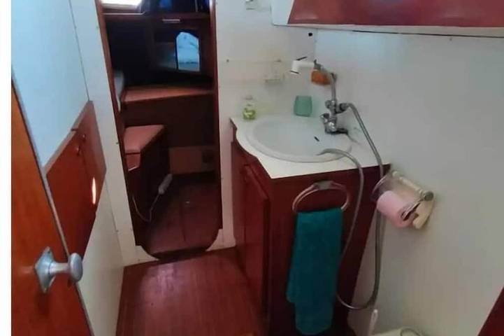 Une chambre double dans catamaran à l ancre à porquerolles autour du port in Côte méditerranéenne (France)