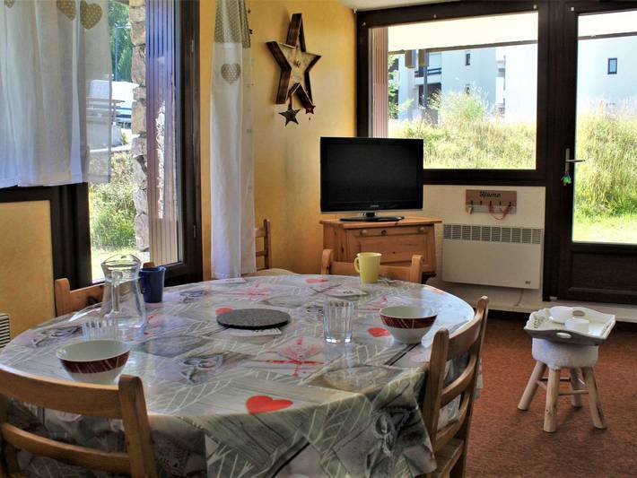 Ganze Wohnung, Gemütliche Wohnung direkt an den Pisten mit Balkon, 6 Schlafplätze, gut ausgestattete Küche, Skiraum in Station de Risoul, Risoul