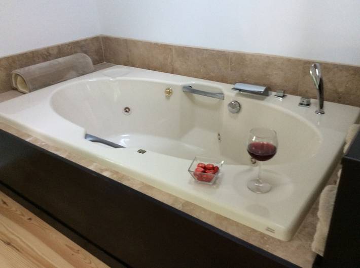 Vacation rental for 2 people, with sauna and hot tub as well as yard in Chester County