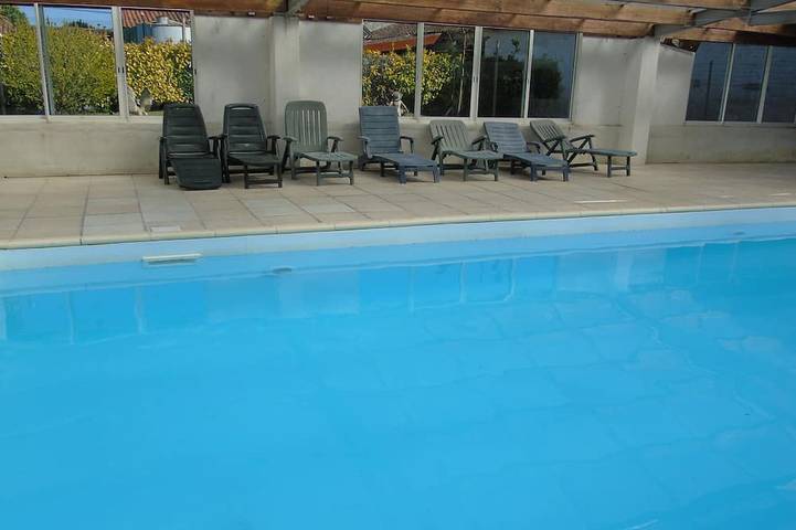 Gîte pour 13 personnes, avec piscine et jardin à Houlette (Charente)