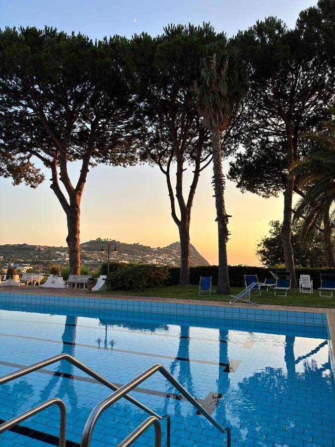 Villa per 6 persone, con giardino e panorama nonché piscina in Forio