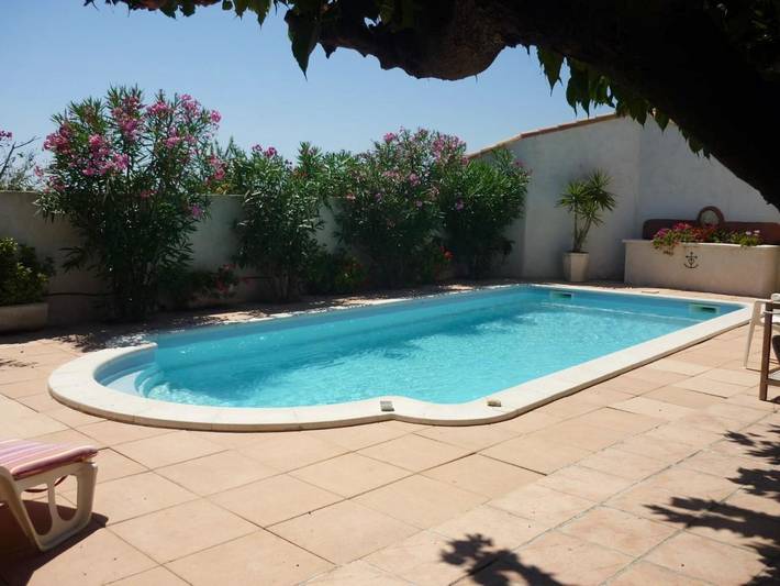 Location de vacances pour 2 personnes, avec piscine ainsi que terrasse et jardin dans Le Sambuc - 2