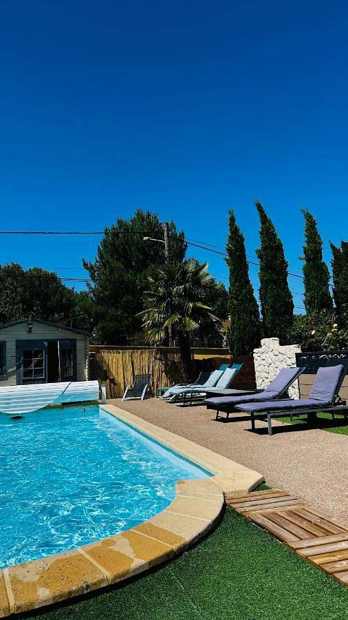 Maison d’hôte pour 2 personnes, avec vue ainsi que jardin et piscine à Brette-les-Pins