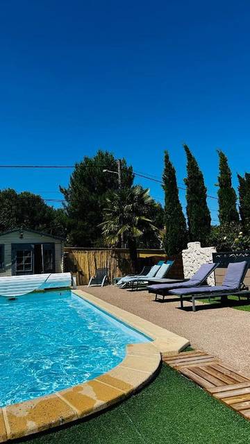 Gîte pour 2 personnes, avec jardin ainsi que vue et piscine à Brette-les-Pins