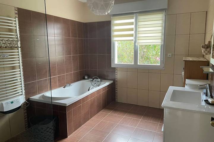 Villa cosy environnement boisé piscine chauffée disponible de mai à septembre in Angomont, Région de Lunéville