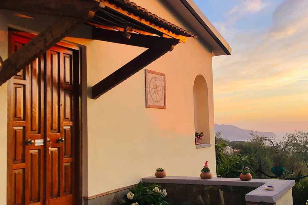 Apartamento entero, Holiday Home Overlooking Capri With Garden in Massa Lubrense, Provincia de Nápoles