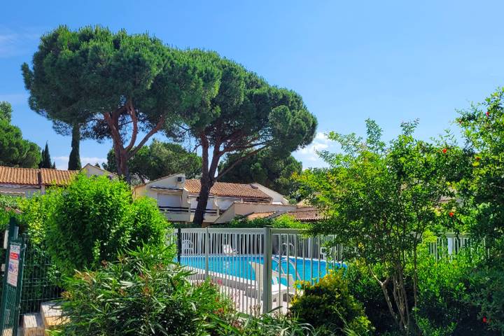 Maison de vacances pour 4 personnes, avec terrasse ainsi que jardin et piscine à La Grande-Motte