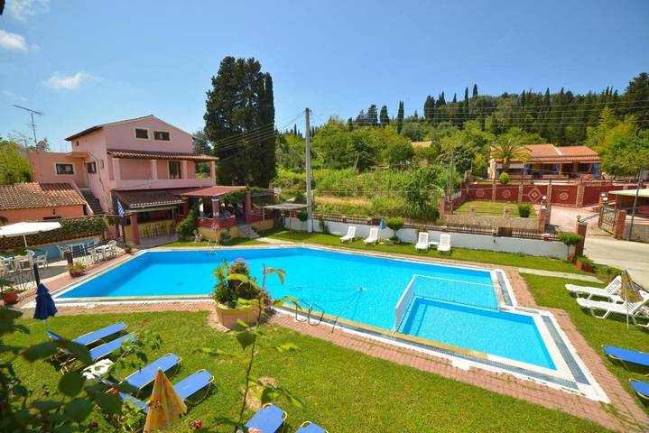 Apartahotel para 3 personas, con piscina para niños y piscina además de jardín y vistas en Corfú